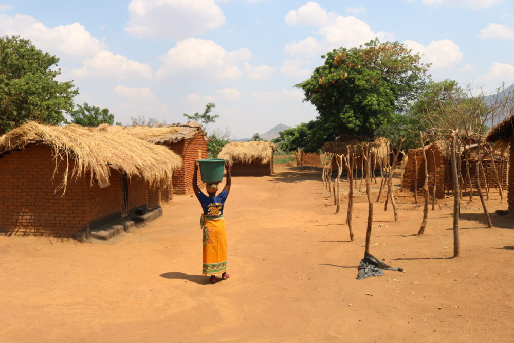 woman carrying water malawi